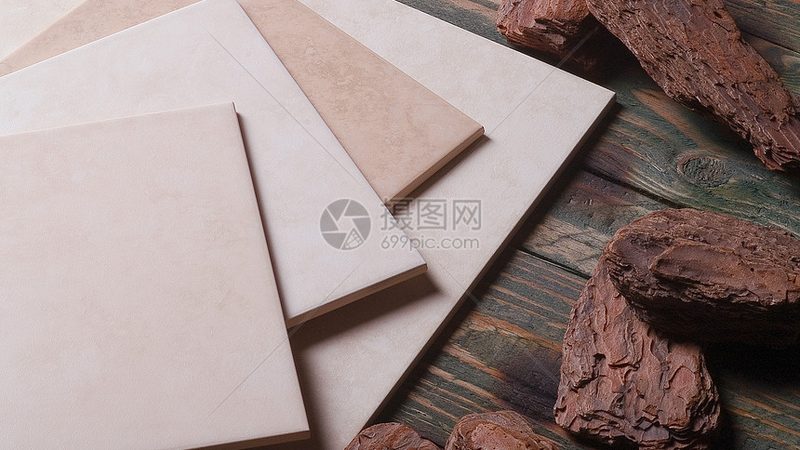 在背胶涂刷后，贴砖前应进行以下检查：