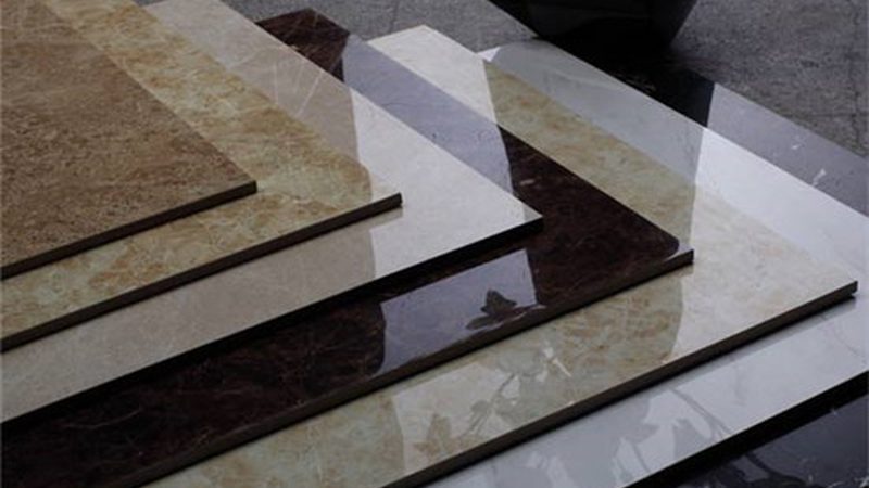 卫生间大理石瓷砖防滑与柔光砖：如何选择合适的地面材料**